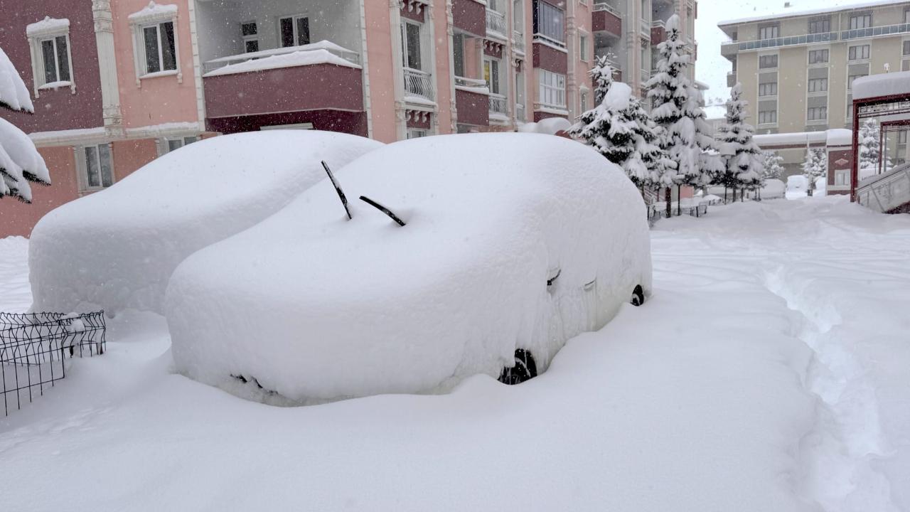 6 doğu ilinde yoğun kardan dolayı ulaşım güçlükle sağlanıyor