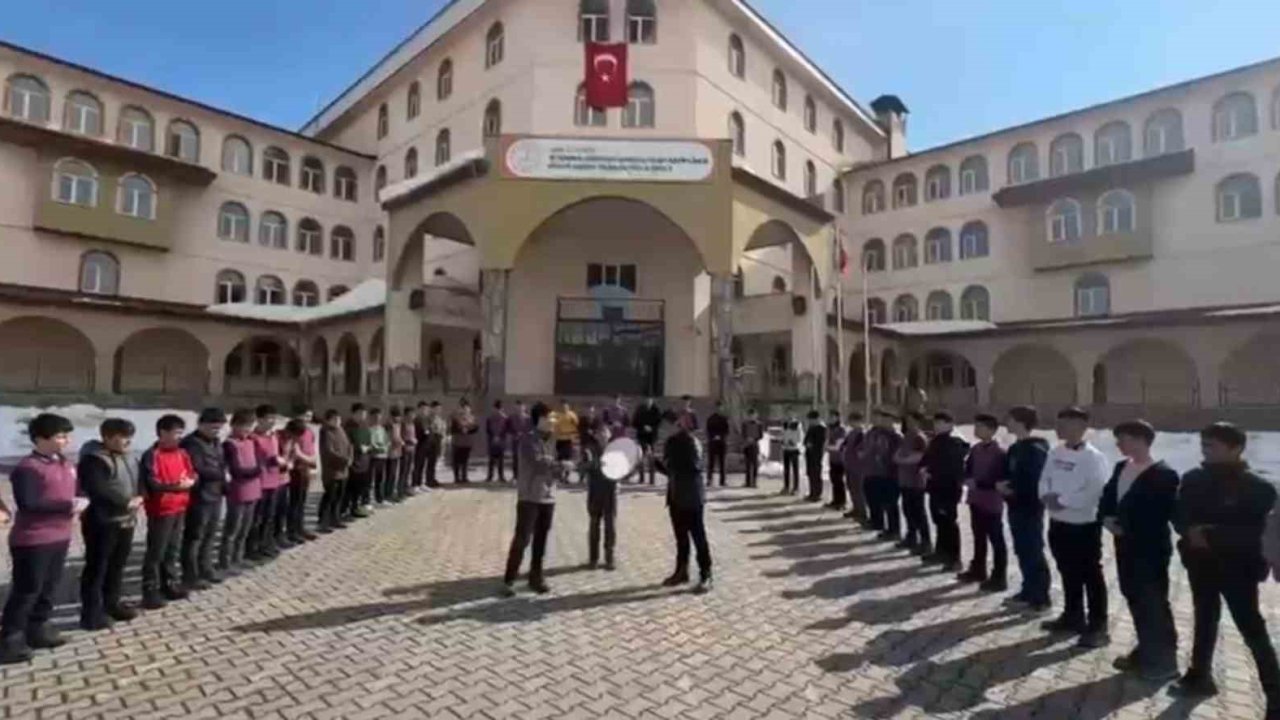 Ağrı Patnos’ta "Kâbe’de Hacılar" ilahisi okul bahçesinde hep bir ağızdan söylendi