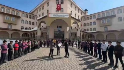 Ağrı Patnos’ta "Kâbe’de Hacılar" ilahisi okul bahçesinde hep bir ağızdan söylendi