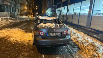 Çatıdan düşen kar araca hasar verdi