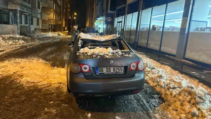 Ağrı’da çatıdan düşen kar ve buz kütlesi araca zarar verdi