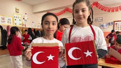 Okullarda ikinci dönem "Bayrak Sevgisi" temasıyla başladı