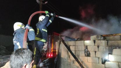 Ahır yangınında facianın eşiğinden dönüldü