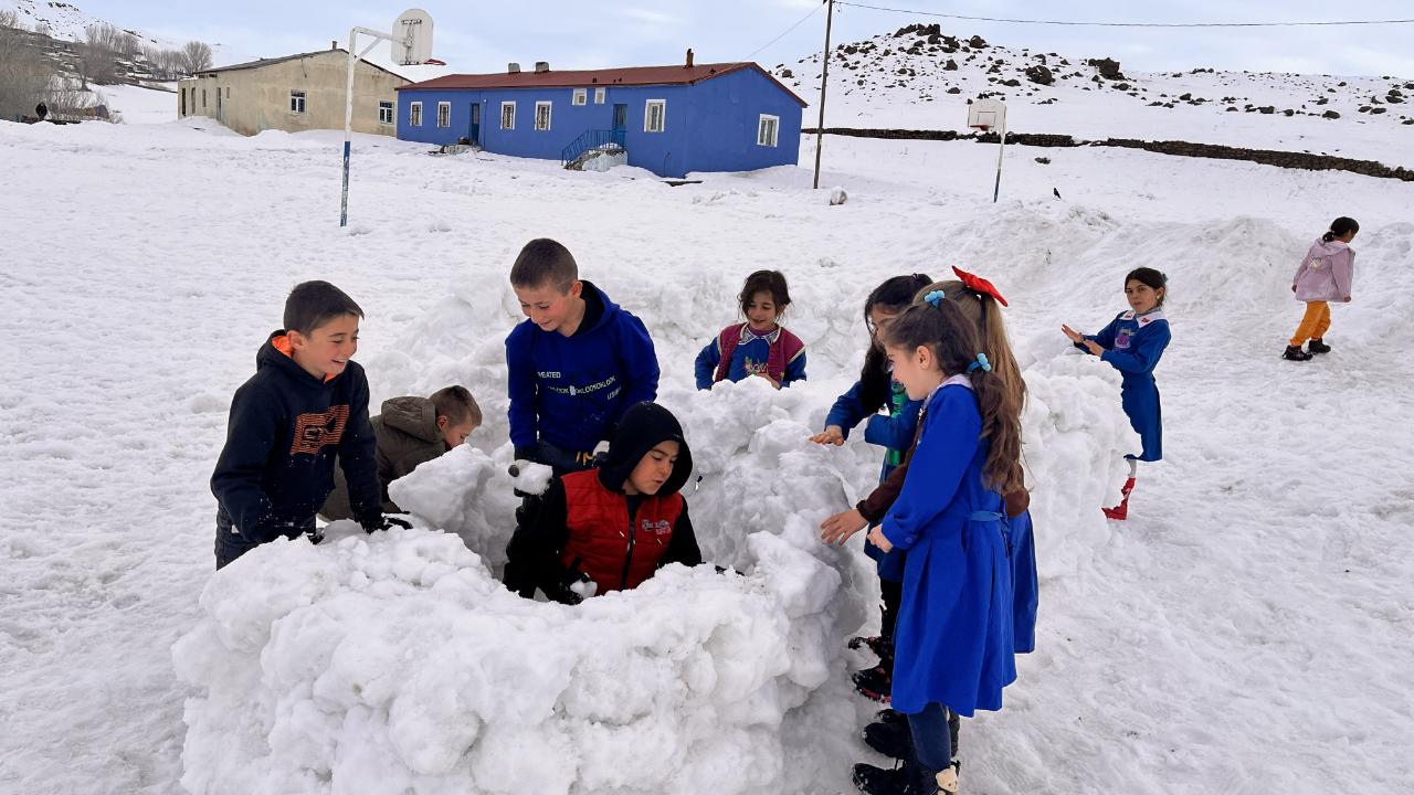 Akyaka’da çocuklar karı eğlenceye dönüştürdü