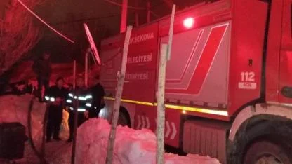 Alevler geceyi aydınlattı: Bir aile evsiz kaldı