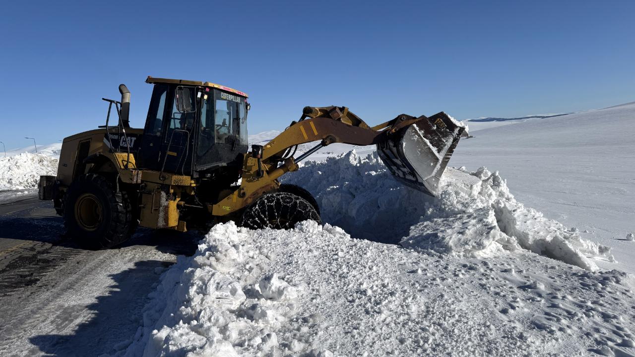 Ardahan-Şavşat yolunda karla mücadele devam ediyor
