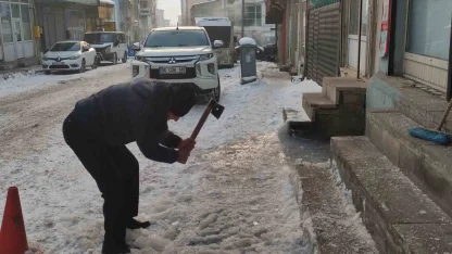 Ardahan’da dondurucu soğuk ağaçları kırağıyla kapladı