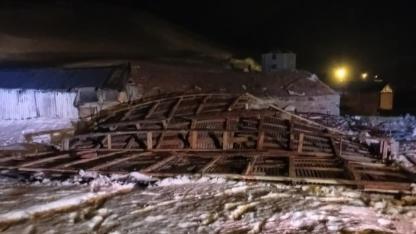 Ardahan’da fırtına çatıları uçurdu