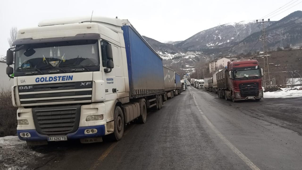 Ardahan’da tırlara kar engeli