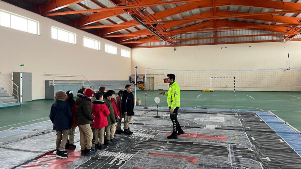 Arpaçay’da öğrencilere temel trafik eğitimi verildi