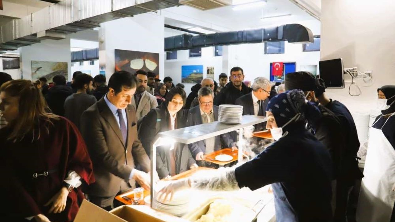 ARÜ Rektörü Emiroğlu, iftarda öğrencilerle buluştu