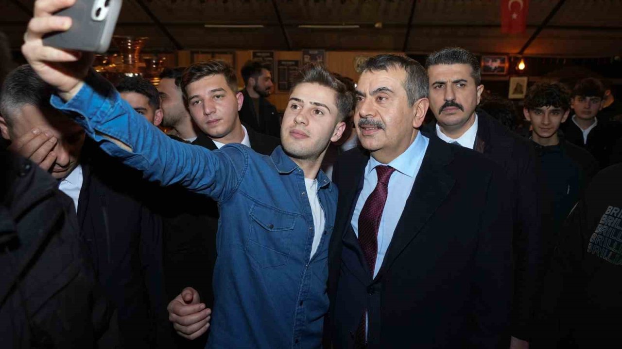 Bakan Tekin Ramazan çadırında gençlerle buluştu