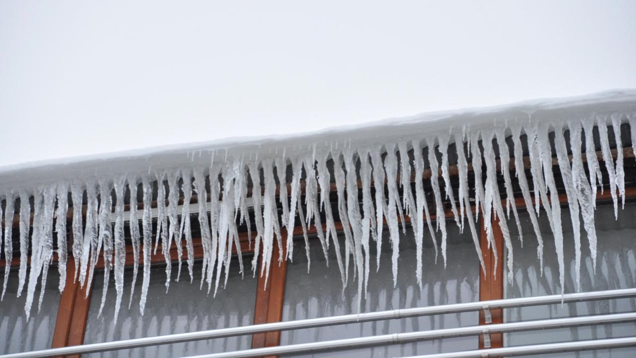 Beyaza bürünen Kars'ta çatılar "buz kesti"
