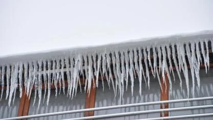 Beyaza bürünen Kars'ta çatılar "buz kesti"