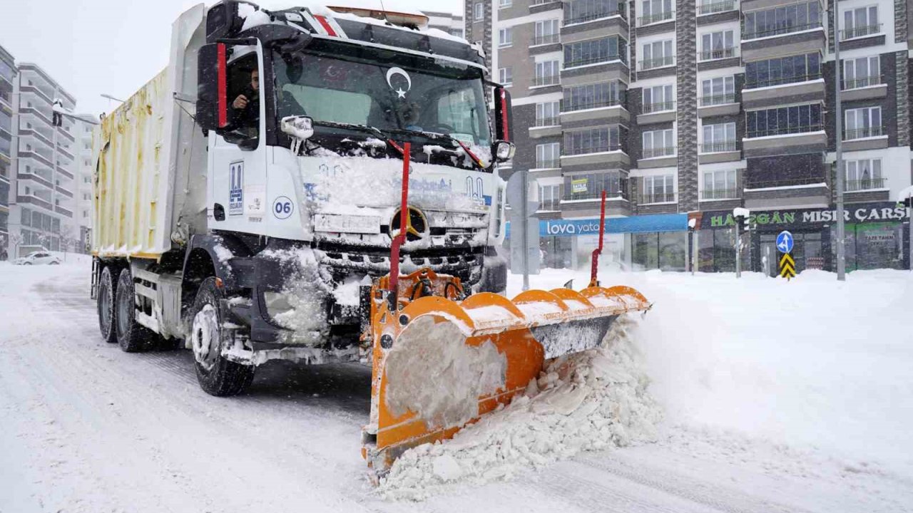 Büyükşehir’in kar timleri 7/24 sahada