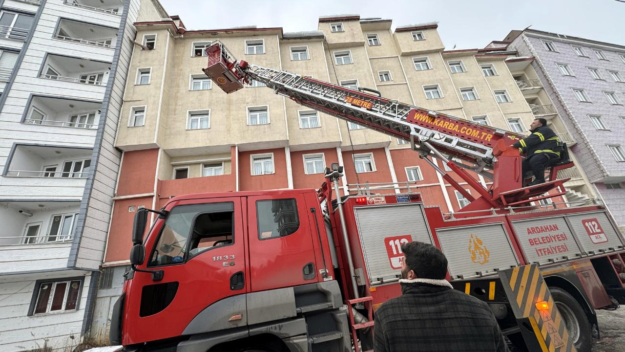 Çatıda mahsur kalan kedi kurtarıldı