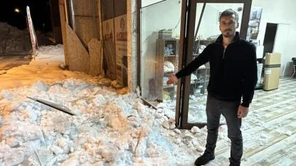 Çatıdan düşen kar kütlesi işyeri vitrinini parçaladı