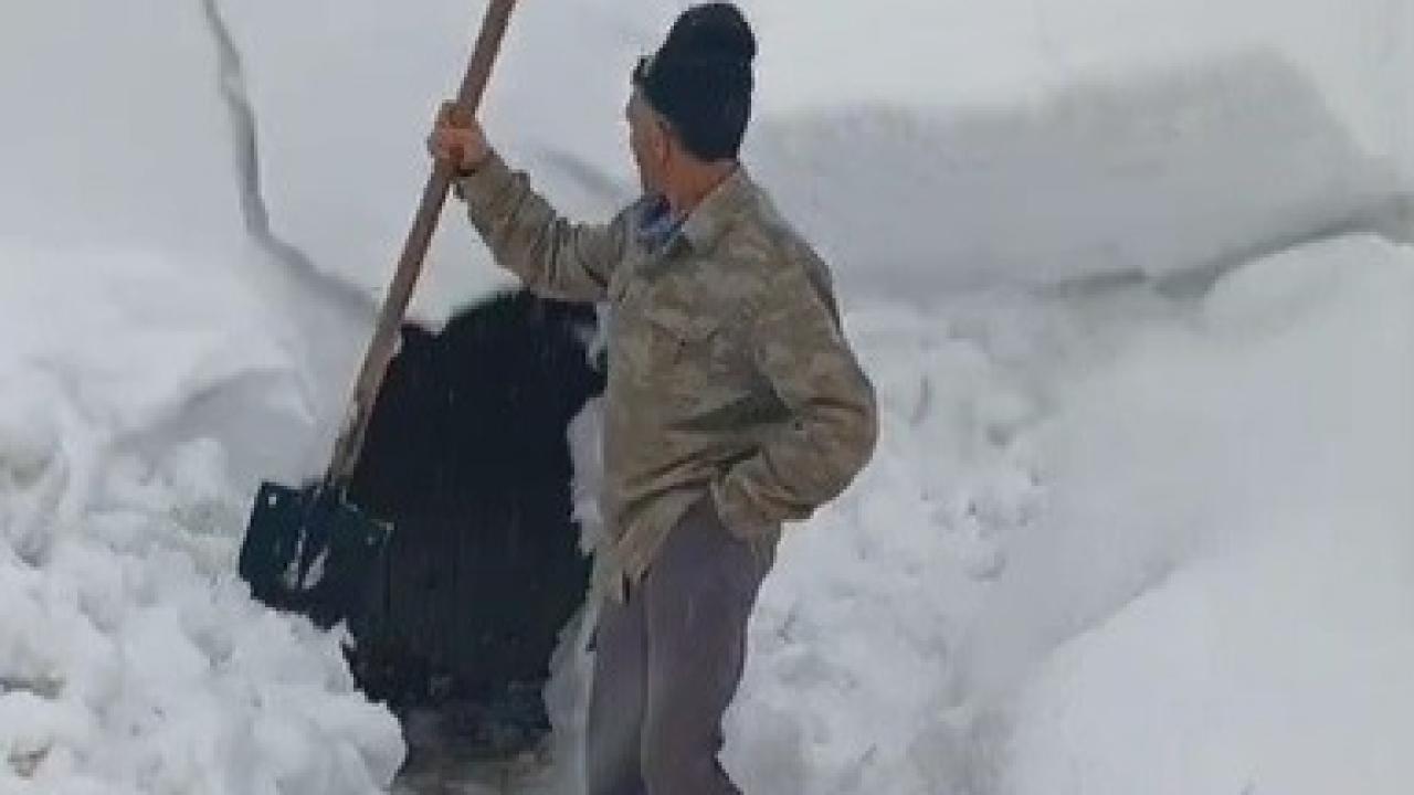 Çatıdan düşen kar kütlesinden saniyelerle kurtuldu