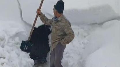 Sarıkamış’ta dev kar kütlesinden saniyelerle kurtuldu