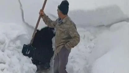 Sarıkamış’ta dev kar kütlesinden saniyelerle kurtuldu