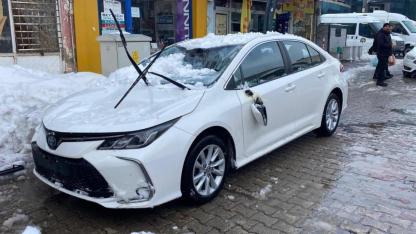 Çatıdan kopan kar aracı hurdaya çevirdi