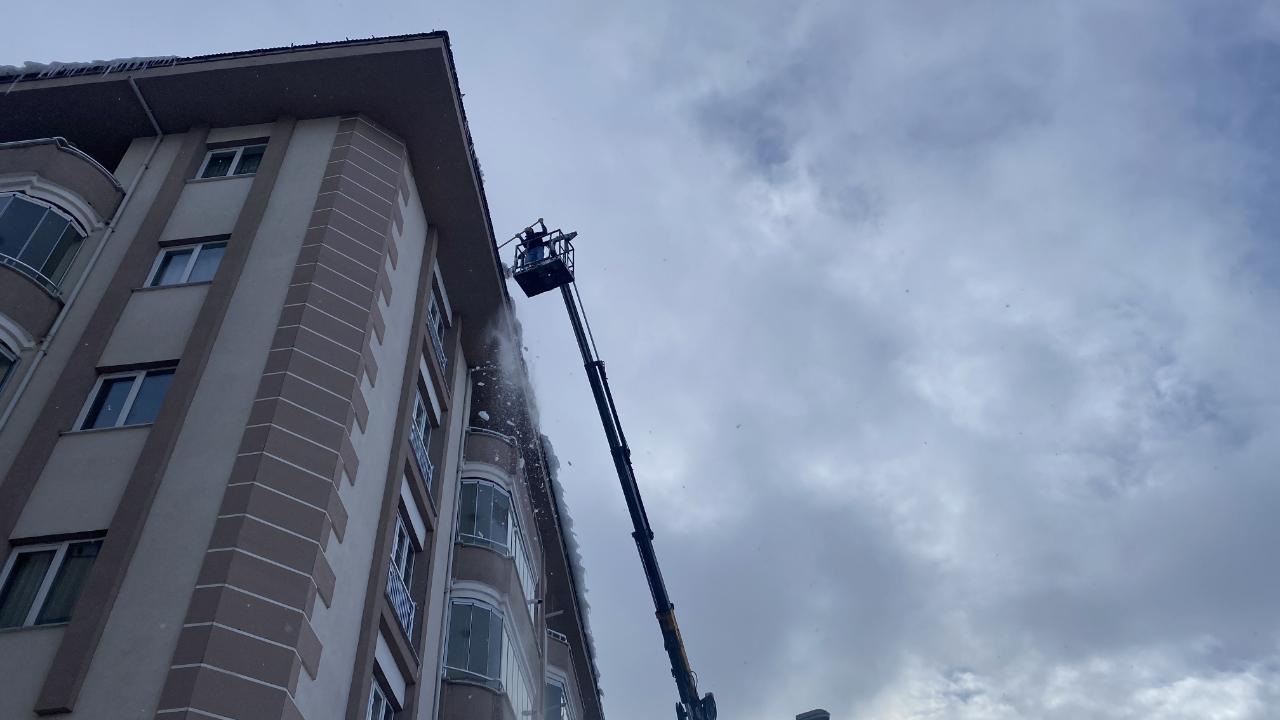 Çatılarda tehlike oluşturan buz sarkıtları temizleniyor