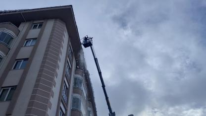 Çatılarda tehlike oluşturan buz sarkıtları temizleniyor