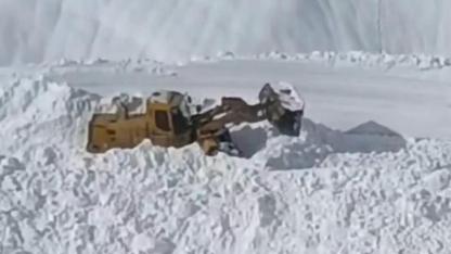 Çığ düştü mezra yolu ulaşıma kapandı
