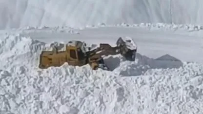 Çığ düştü mezra yolu ulaşıma kapandı