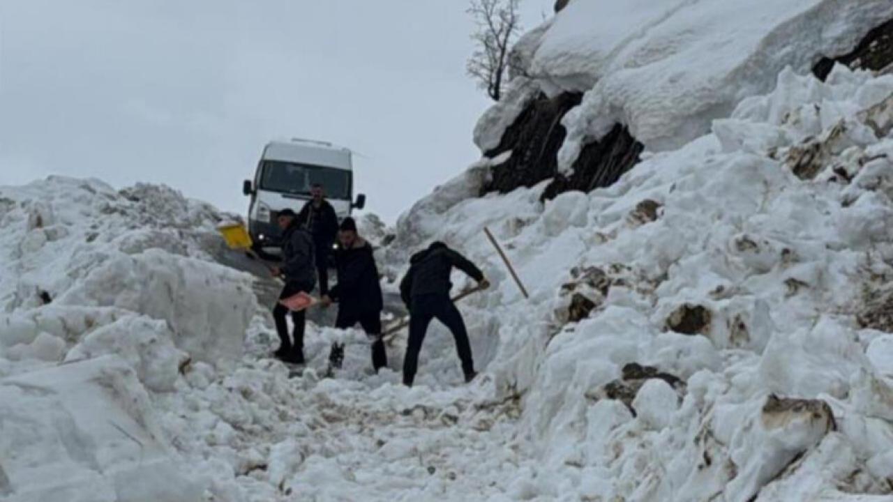 Çığ öğrenci servisinin yolunu kapattı