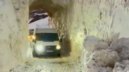 Çığın kapattığı yol kar tüneliyle açıldı