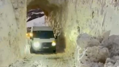 Çığın kapattığı yol kar tüneliyle açıldı