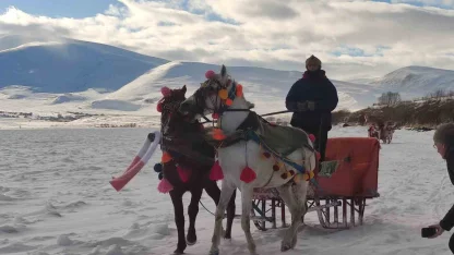 Çıldır Gölü üzerinde atlı gezi ve halay keyfi