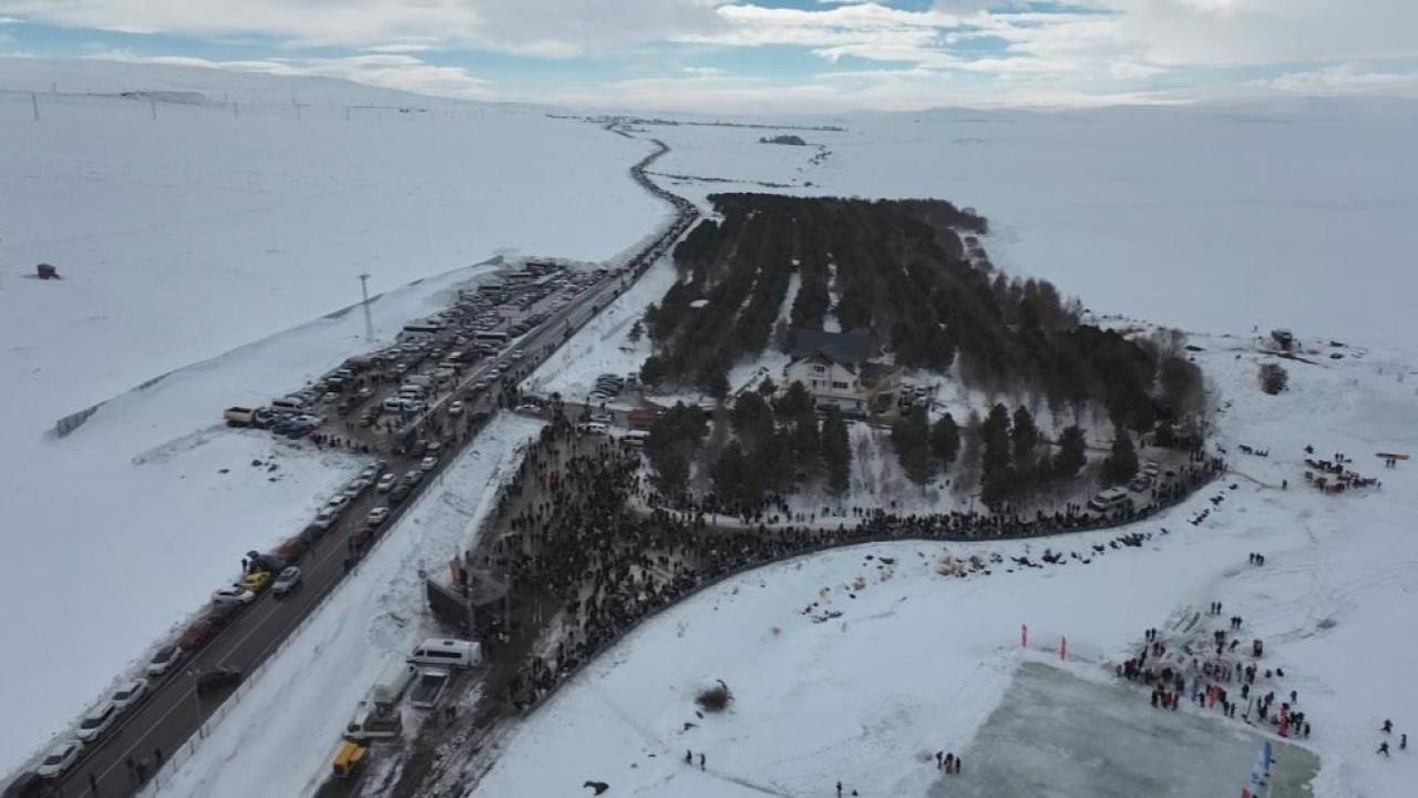 Çıldır Gölü’nde adım atacak yer kalmadı