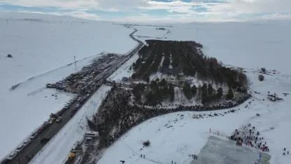5 bin araçlık şenlik kuyruğu havadan görüntülendi