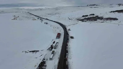 Çıldır Gölü’nde adım atacak yer kalmadı