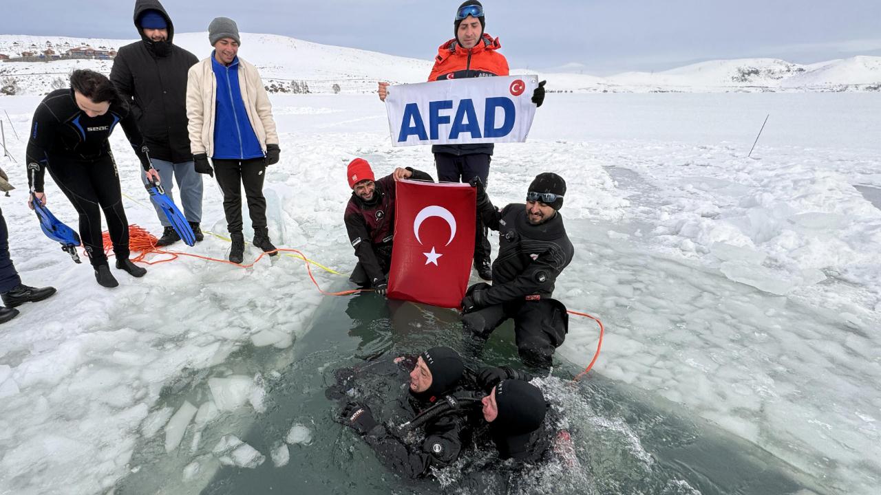 Çıldır Gölü’nde zorlu buz altı dalış eğitimi