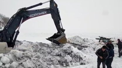 Çıldır Gölü’ne gömülen iş makinası çıkarıldı