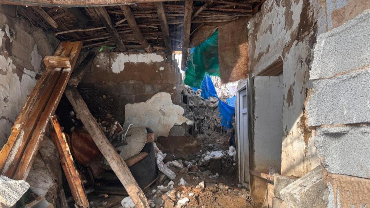 Dağdan kopan kaya evin üzerine düştü
