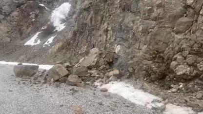 Depremde yamaçtan kopan kayalar kamerada