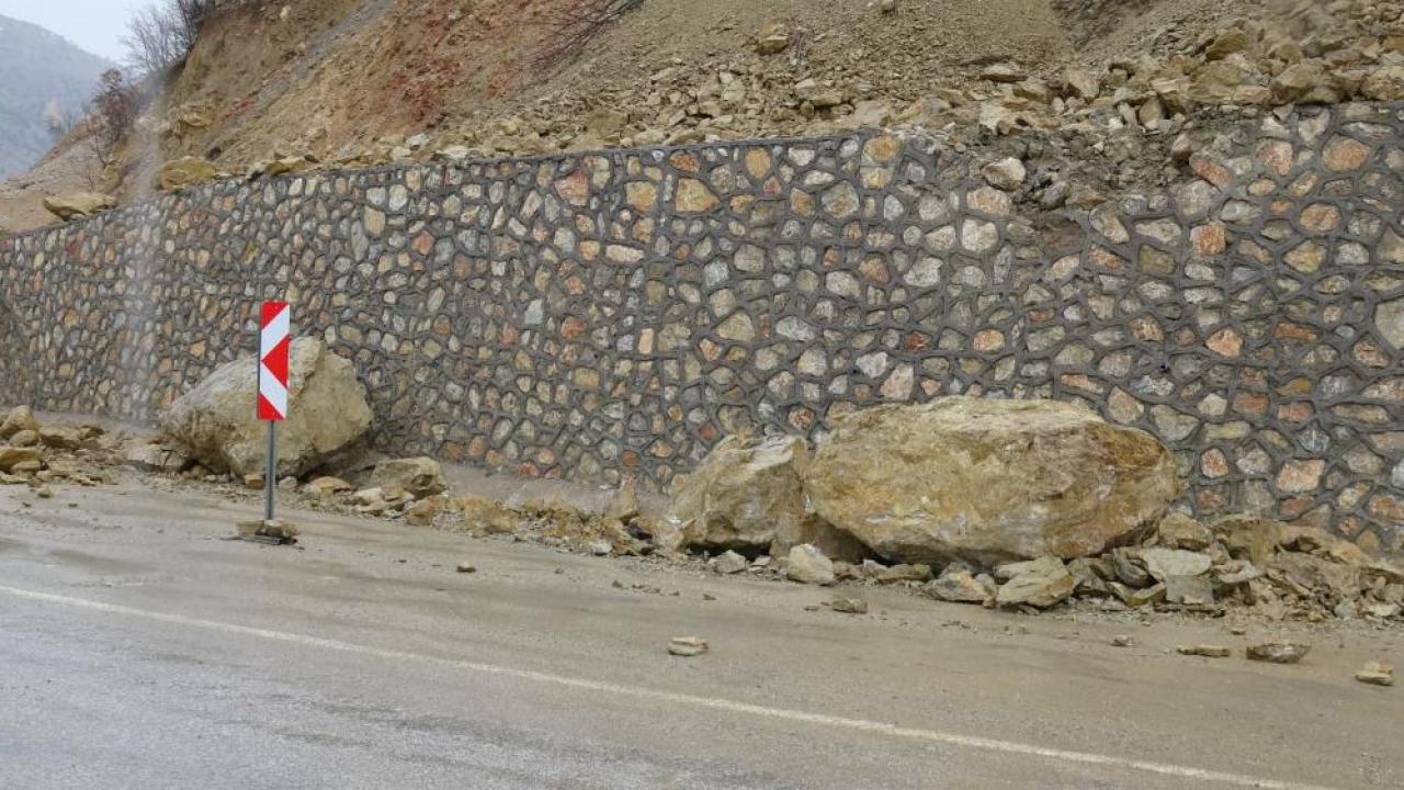 Devkayalar yolu kapattı