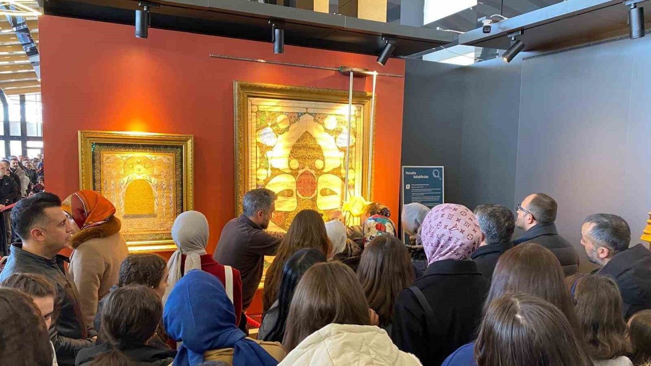 Devlet korumasındaki çocuklar, kutsal emanetler ve vakıf eserleri sergisini ziyaret etti