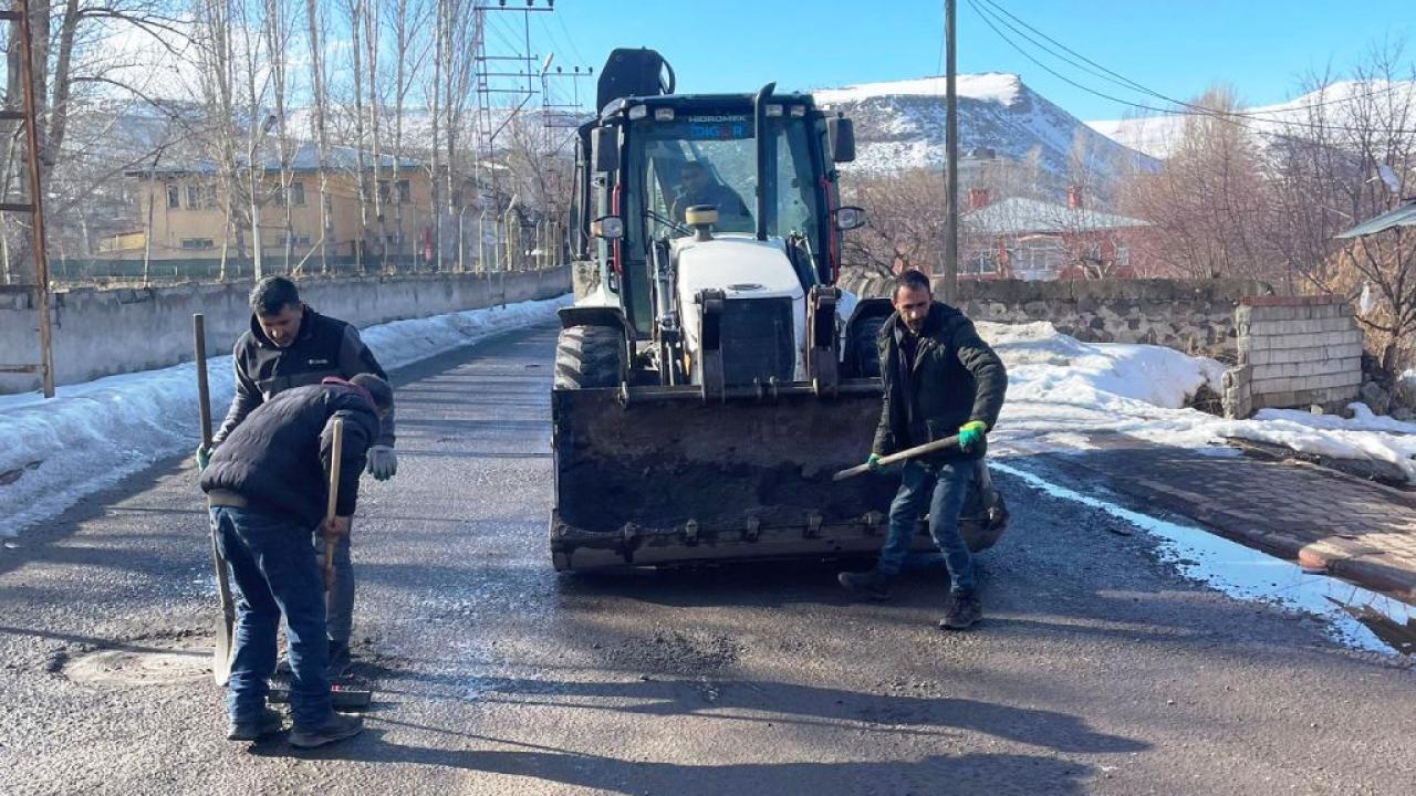 Digor’da bozulan yollar onarılıyor