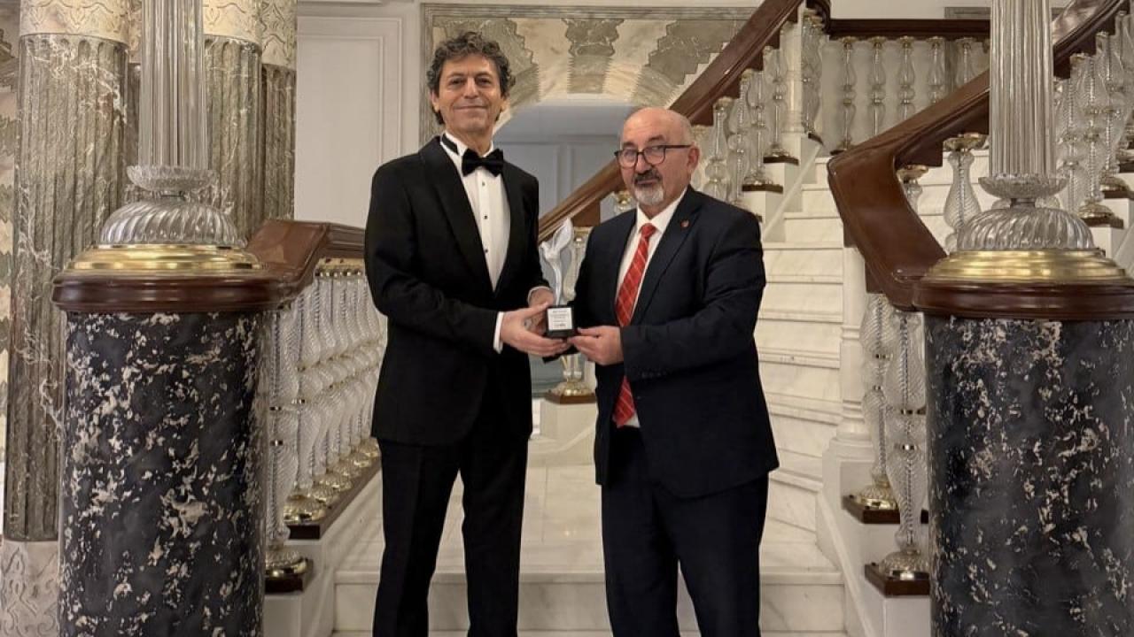 Dünyaca ünlü yazar Akif Manaf’a Egeyön barış ödülü