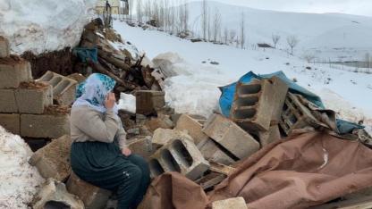 Enkaz başında bir başına!