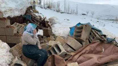 Enkaz başında bir başına!