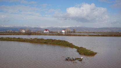 Eriyen kar ve sağanak ovayı göle çevirdi