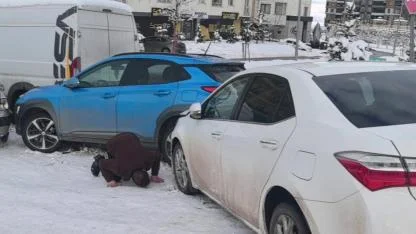 Erzurum’da 5 araçlı zincirleme kaza: Aracının başındaki sürücü de dengesini kaybederek yere düştü