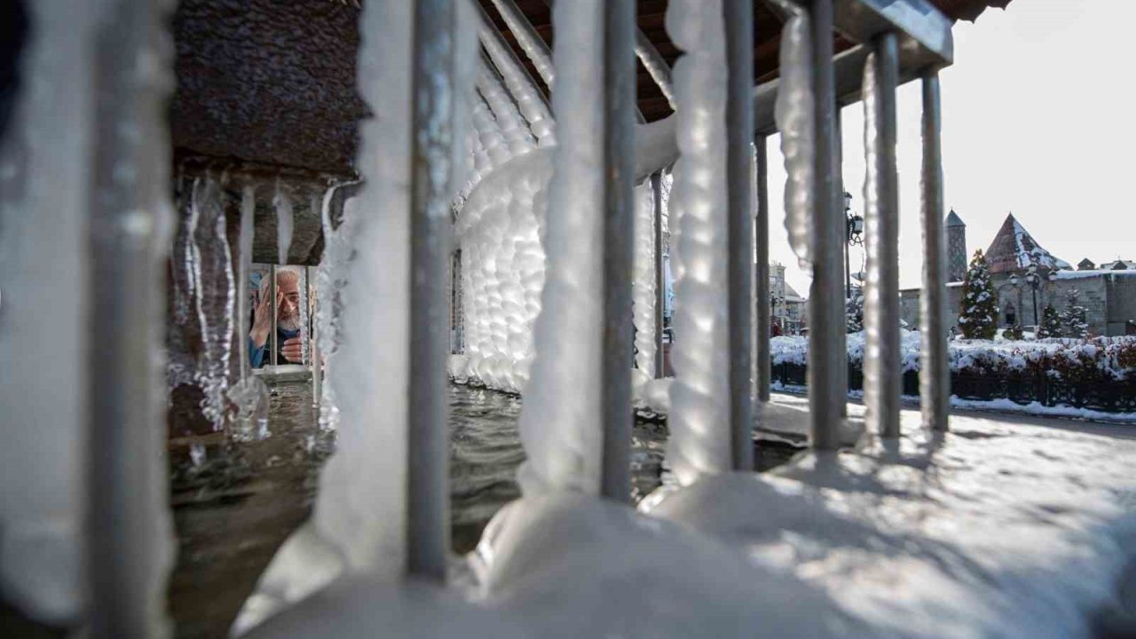 Erzurum’da soğuklar etkili oluyor; Çeşme ve şadırvanlar dondu