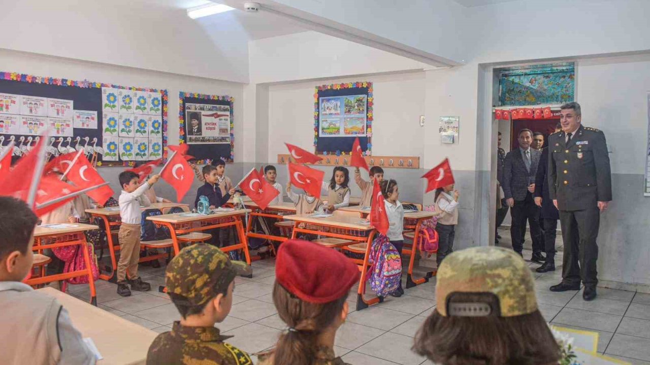 Erzurumlu minik yürekler Mehmetçiğe mektup yazdı